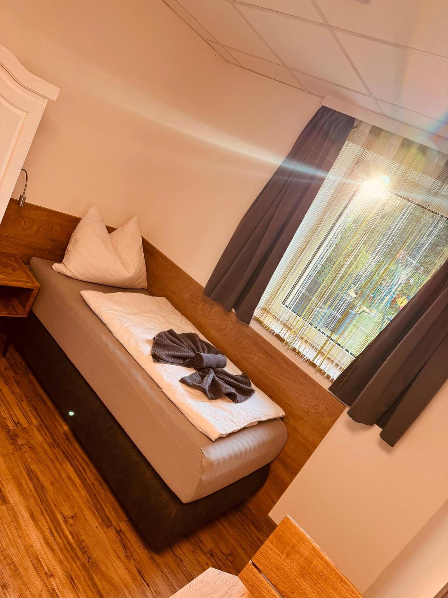 Enns Sleep Gasthaus Backhendlstation Экстерьер фото